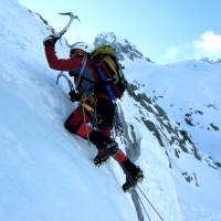 Un alpinista se precipita en el momento de escalar un glaciar